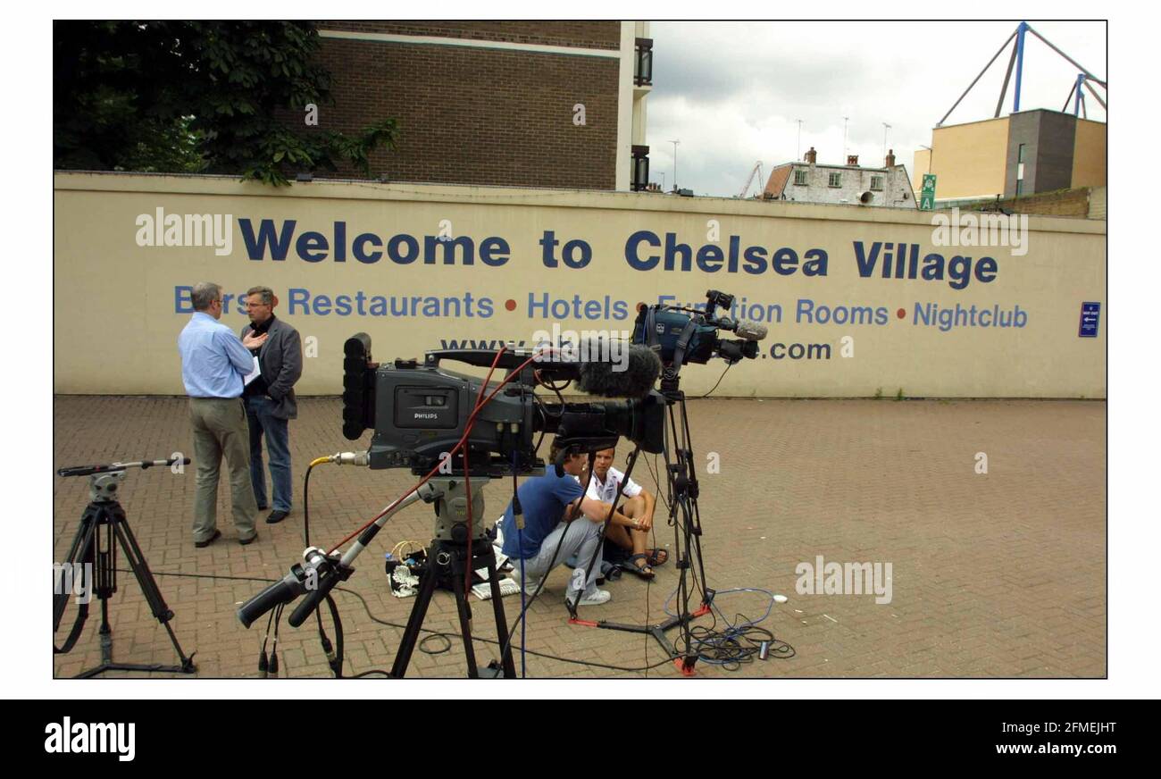 Roman Abramovich, russischer Geschäftsmann, hat den Chelsea Football Club gekauft. Die Pressevertreter warten auf eine Veranstaltung außerhalb des Chelsea Village.pic David Sandison 2/1/2003 Stockfoto