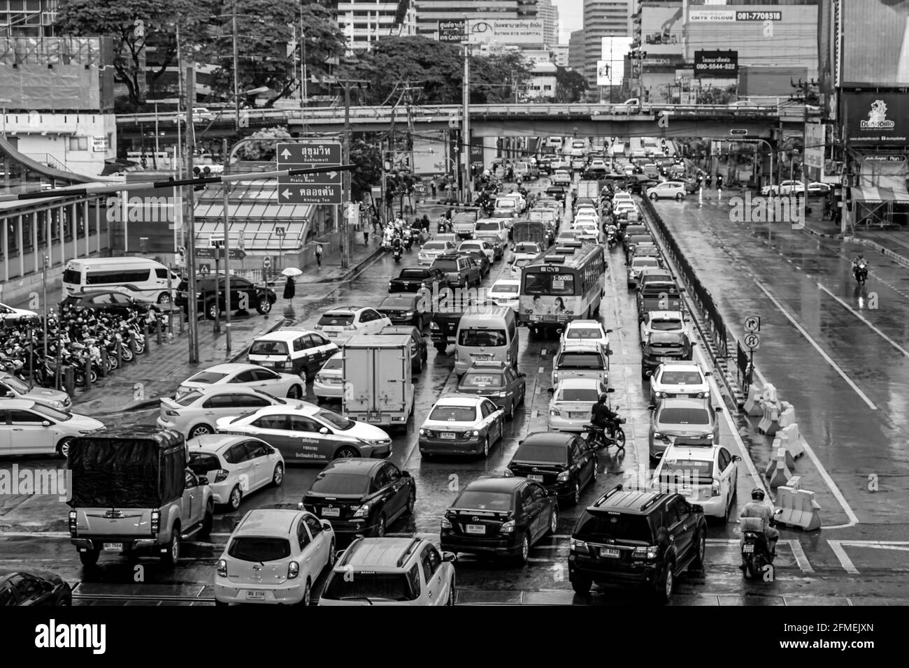 Bangkok Thailand 22. Mai 2018 Rush Hour großer, starker Stau am Regentag im geschäftigen Bangkok Thailand Schwarz-Weiß-Bild. Stockfoto