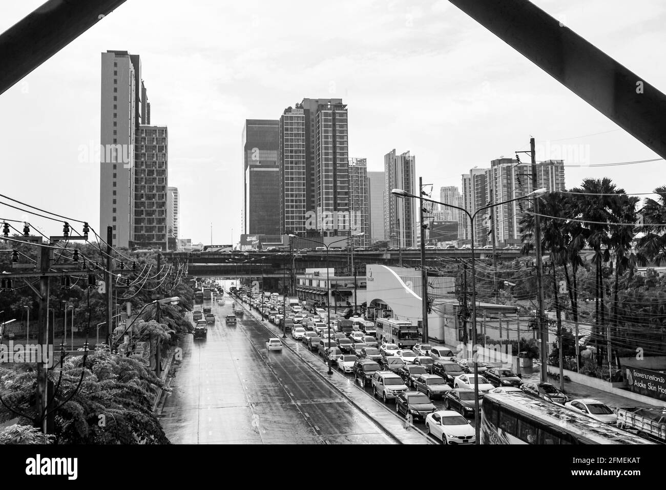 Bangkok Thailand 22. Mai 2018 Rush Hour großer, starker Stau am Regentag im geschäftigen Bangkok Thailand Schwarz-Weiß-Bild. Stockfoto