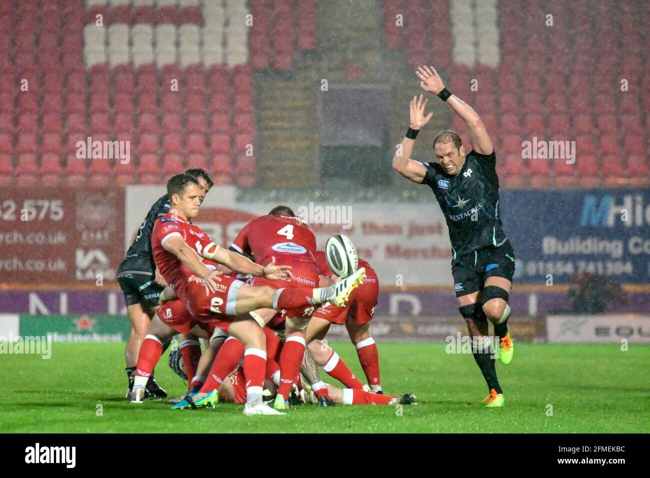 Llanelli, Wales. 8. Mai 2021. Keiran Hardy von Scarlets schiebt den Ball weg, trotz der Aufmerksamkeit von Alun Wyn Jones von Ospreys während des Guinness PRO14 Rainbow Cup-Spiels zwischen Scarlets und Ospreys am 8. Mai 2021 in Parc y Scarlets in Llanelli, Wales, Großbritannien. Sportstadien in ganz Großbritannien unterliegen aufgrund der Coronavirus-Pandemie weiterhin strengen Beschränkungen, da staatliche Gesetze zur sozialen Distanzierung Fans innerhalb von Veranstaltungsorten verbieten, was dazu führt, dass Spiele hinter verschlossenen Türen gespielt werden. Quelle: Duncan Thomas/Majestic Media/Alamy Live News. Stockfoto