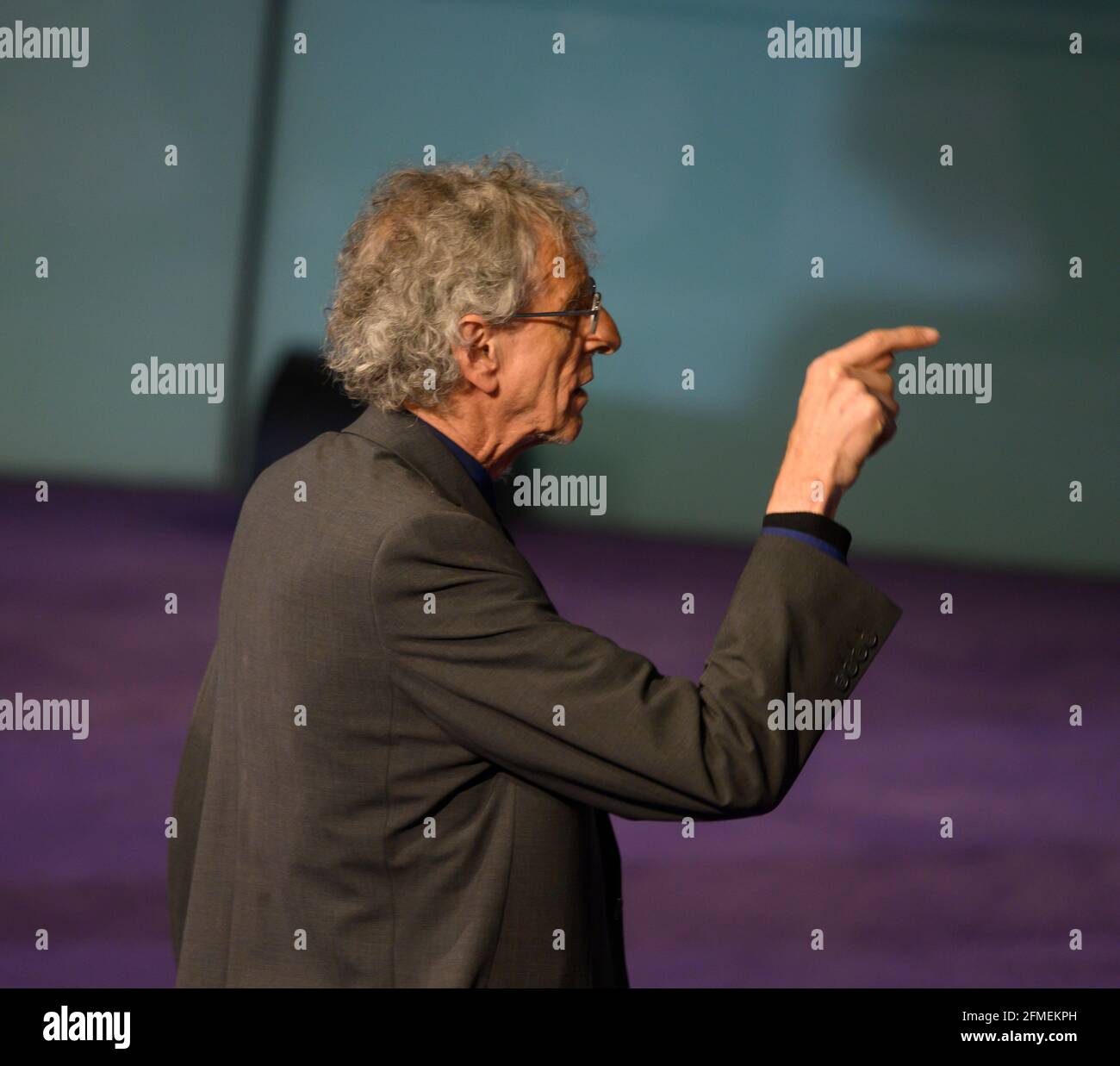 City Hall, Queen’s Walk, London, Großbritannien. 8 Mai 2021. Piers Corbyn (Let London Live) scheint sich zu beschweren, nachdem der Londoner Bürgermeister Sadiq Khan seine Dankesrede gehalten hat. Quelle: Malcolm Park/Alamy Live News. Stockfoto