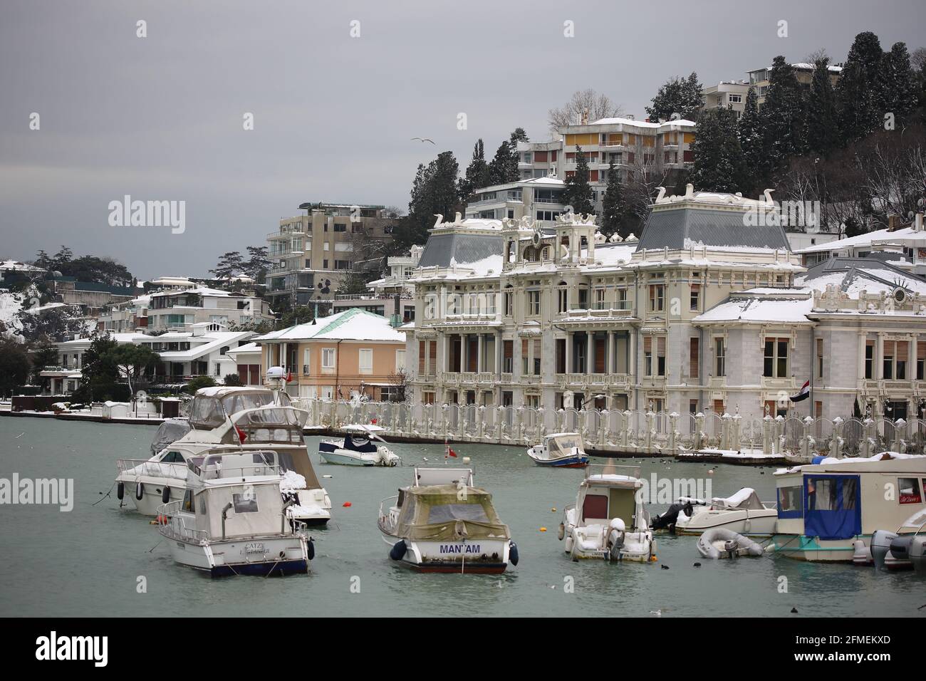 Herrliche historische Villen (yali) am Bosporus Waterfront auf einem Schneebedeckter Tag Stockfoto