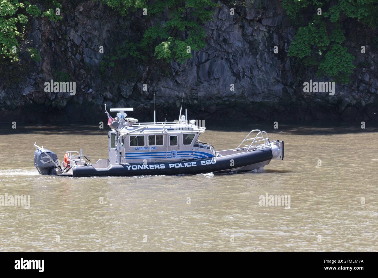 Eine Stadt von Yonkers Marine Unit Polizeiboot patrouilliert die Wasser in Spuyten Duyvil Creek zwischen Manhattan und der Bronx An einem Frühlingstag Stockfoto