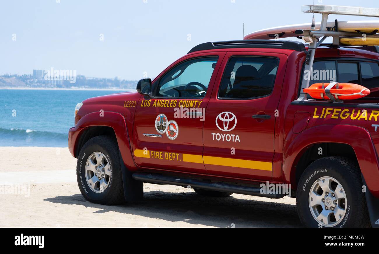 Ein Rettungswagen des roten Rettungsschwimmern parkte auf dem Sand am Topanga Beach in der Nähe von Malibu, Kalifornien Stockfoto