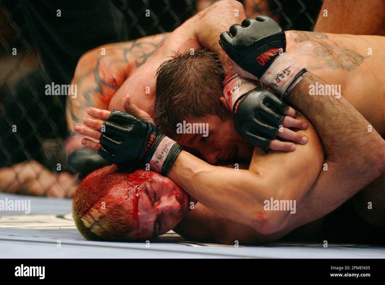 Elvis Sinosic auf dem Boden im zweiten Kampf beim UFC-Contest in der Albert Hall. Er verlor schließlich an Renato 'Babalu' Sobrel.13. Juli 2002 Foto Andy Paradise Stockfoto