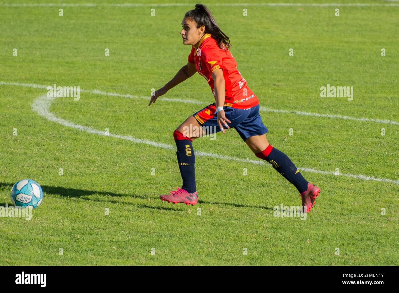 Buenos Aires, Argentinien. Mai 2021. Gonzalez (#2 Español) während des Spiels zwischen Defensores de Belgrano und Deportivo Español im Juan Pasquale Stadium in Nuñez, Buenos Aires, Argentinien. Kredit: SPP Sport Pressefoto. /Alamy Live News Stockfoto