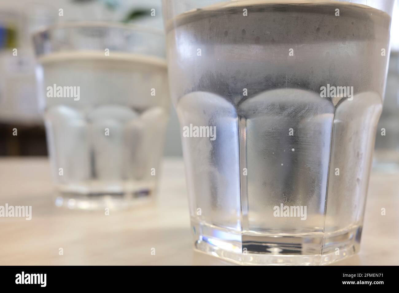 Zwei Gläser kaltes Wasser in der Nähe Stockfoto