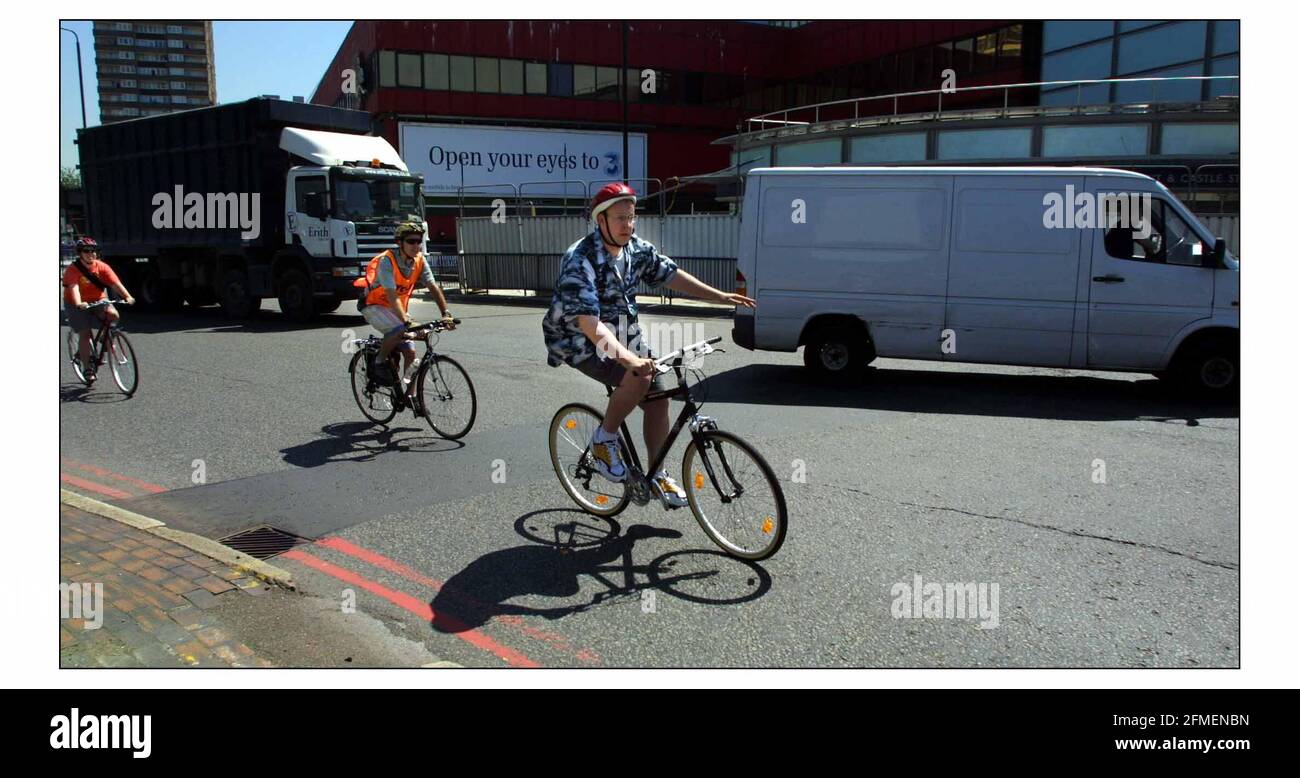 Cole Morton mit Fahrradlehrer Steve Wagland (Rechtschreibung bitte prüfen) Fahren Sie von Edwardes Fahrradladen in Camberwell Straße durch Elephant & Castle über die Waterloo Bridge nach Soho.Pic David Sandison 13/6/2003 Stockfoto