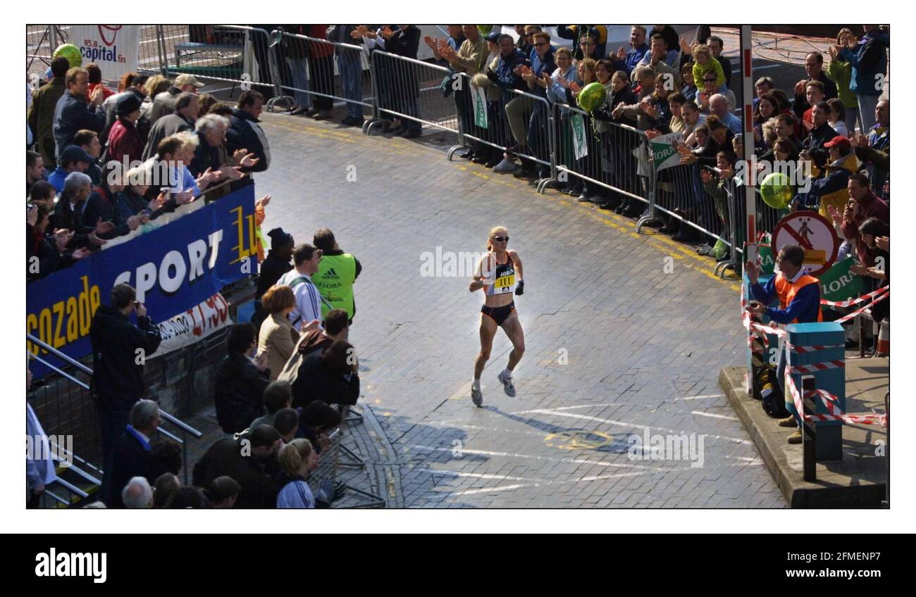 Paula Radcliff läuft unter der Tower Bridge auf dem Weg nach Gewinnen Sie den London Marathon.pic David Sandison 14/4/2002 Stockfoto