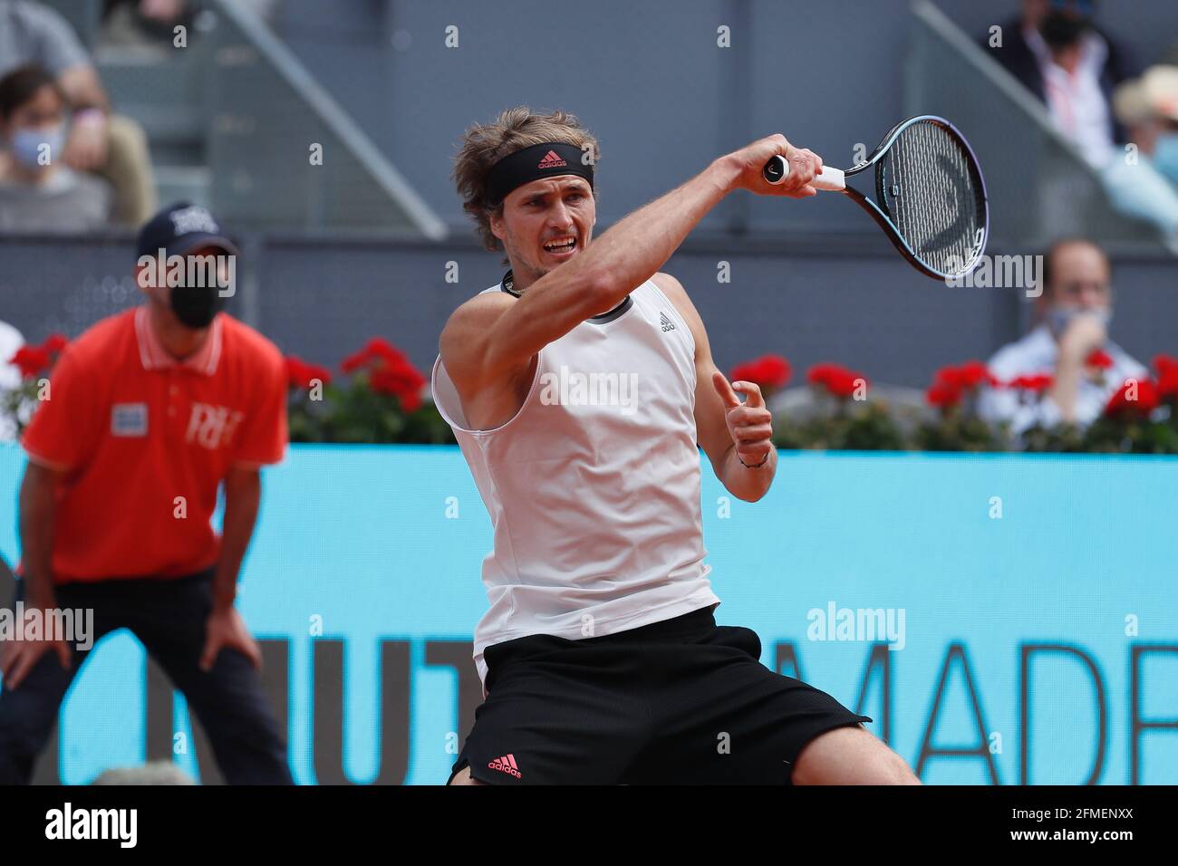 Madrid, Spanien. Mai 2021. Alexander Zverev (GER) Tennis : Alexander Zverev aus Deutschland im Einzel Halbfinalspiel gegen Dominic Thiem aus Österreich beim ATP Masters 1000 'Mutua Madrid Open Tennis Turnier' bei der Caja Magica in Madrid, Spanien. Quelle: Mutsu Kawamori/AFLO/Alamy Live News Stockfoto