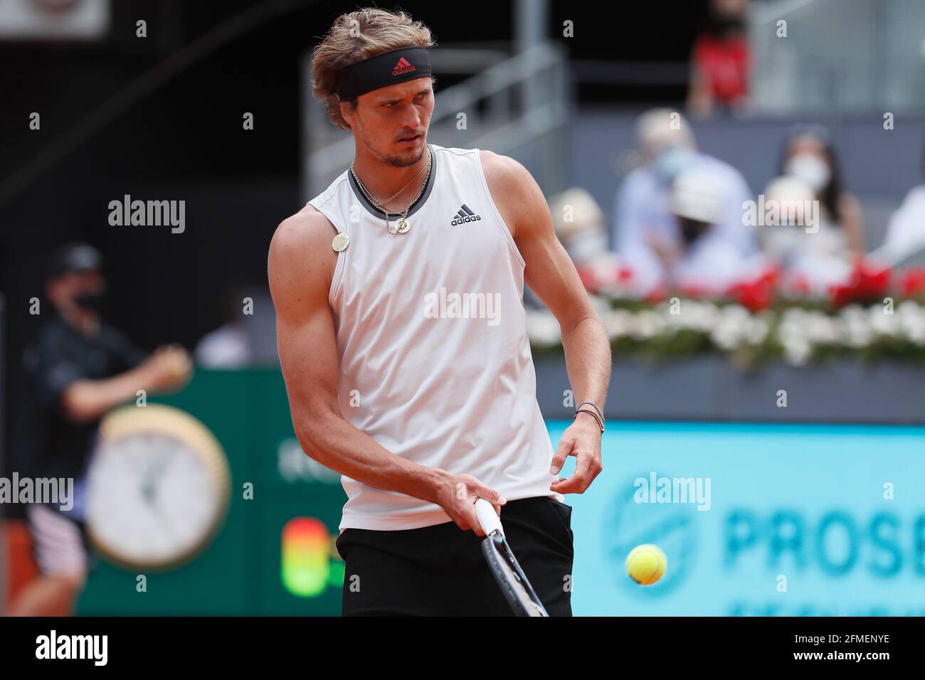 Madrid, Spanien. Mai 2021. Alexander Zverev (GER) Tennis : Alexander Zverev aus Deutschland im Einzel Halbfinalspiel gegen Dominic Thiem aus Österreich beim ATP Masters 1000 'Mutua Madrid Open Tennis Turnier' bei der Caja Magica in Madrid, Spanien. Quelle: Mutsu Kawamori/AFLO/Alamy Live News Stockfoto