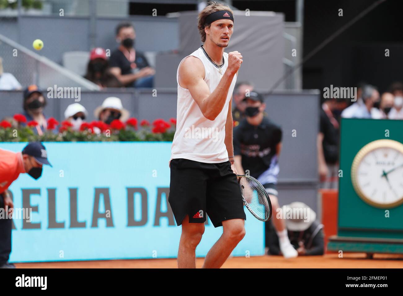 Madrid, Spanien. Mai 2021. Alexander Zverev (GER) Tennis : Alexander Zverev aus Deutschland feiert nach dem Punkt im Einzel Halbfinalspiel gegen Dominic Thiem aus Österreich beim ATP Masters 1000 'Mutua Madrid Open Tennisturnier' bei der Caja Magica in Madrid, Spanien . Quelle: Mutsu Kawamori/AFLO/Alamy Live News Stockfoto