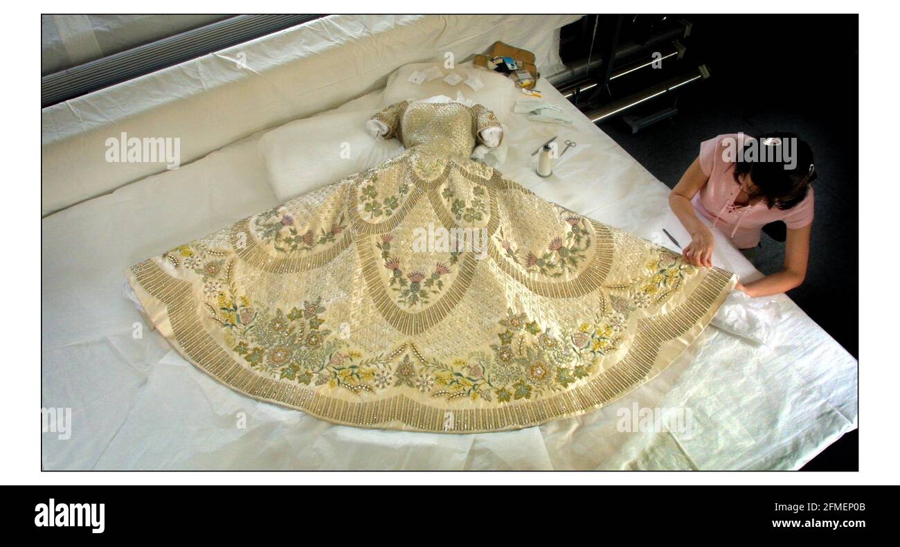 Der 50th. Jahrestag der Krönung von Königin Elizabeth II. Wird bei der diesjährigen Sommereröffnung der Buckingham Palace State Rooms mit der Ausstellung von her Majesty's prächtigem Krönungskleid gefeiert, das von Janet Wood, Senior Textile Conservator im Hampton Court Palace, vorbereitet wird. Ein extra Shamrock (vierblättriger Kleeblatt) von Sir Norman Hartwell, dem Designer des Kleides, hinzugefügt...... Für viel Glück.pic David Sandison 30/5/2003 Stockfoto