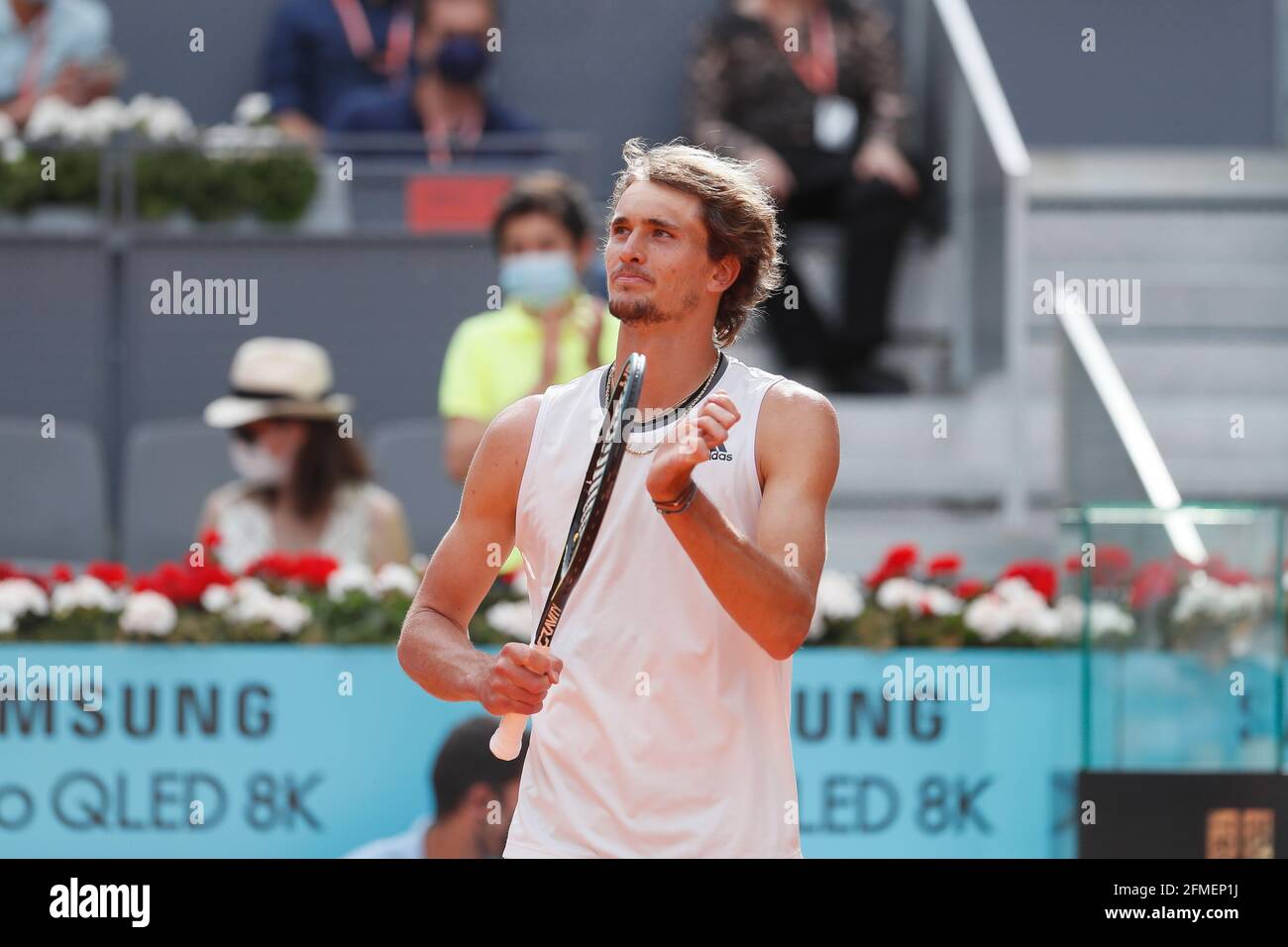 Madrid, Spanien. Mai 2021. Alexander Zverev (GER) Tennis : Alexander Zverev aus Deutschland feiert nach dem Sieg im Einzel Halbfinale gegen Dominic Thiem aus Österreich beim ATP Masters 1000 'Mutua Madrid Open Tennis Turnier' bei der Caja Magica in Madrid, Spanien . Quelle: Mutsu Kawamori/AFLO/Alamy Live News Stockfoto
