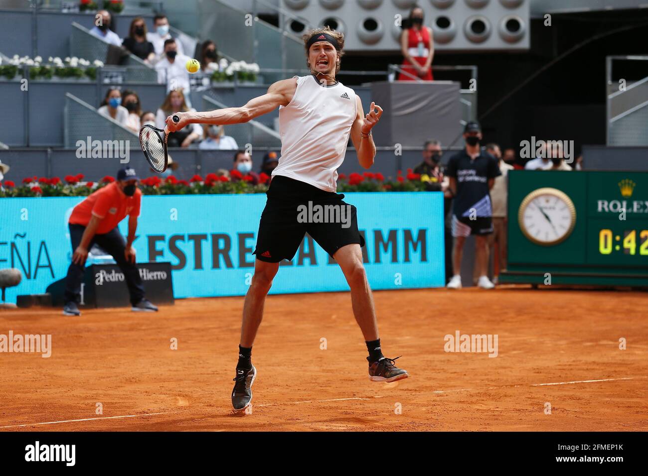 Madrid, Spanien. Mai 2021. Alexander Zverev (GER) Tennis : Alexander Zverev aus Deutschland im Einzel Halbfinalspiel gegen Dominic Thiem aus Österreich beim ATP Masters 1000 'Mutua Madrid Open Tennis Turnier' bei der Caja Magica in Madrid, Spanien. Quelle: Mutsu Kawamori/AFLO/Alamy Live News Stockfoto