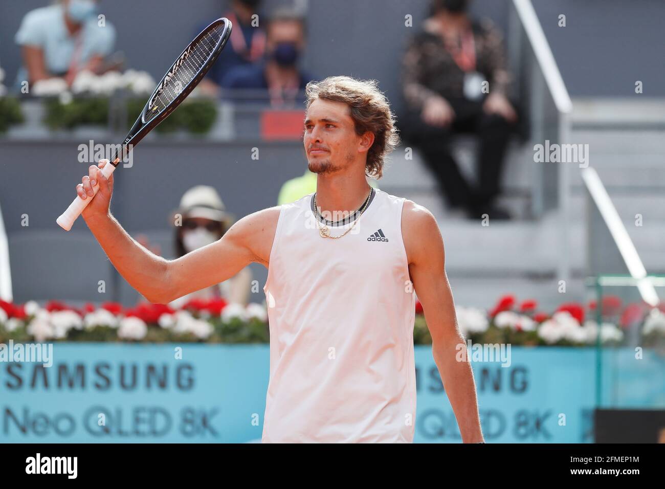 Madrid, Spanien. Mai 2021. Alexander Zverev (GER) Tennis : Alexander Zverev aus Deutschland feiert nach dem Sieg im Einzel Halbfinale gegen Dominic Thiem aus Österreich beim ATP Masters 1000 'Mutua Madrid Open Tennis Turnier' bei der Caja Magica in Madrid, Spanien . Quelle: Mutsu Kawamori/AFLO/Alamy Live News Stockfoto