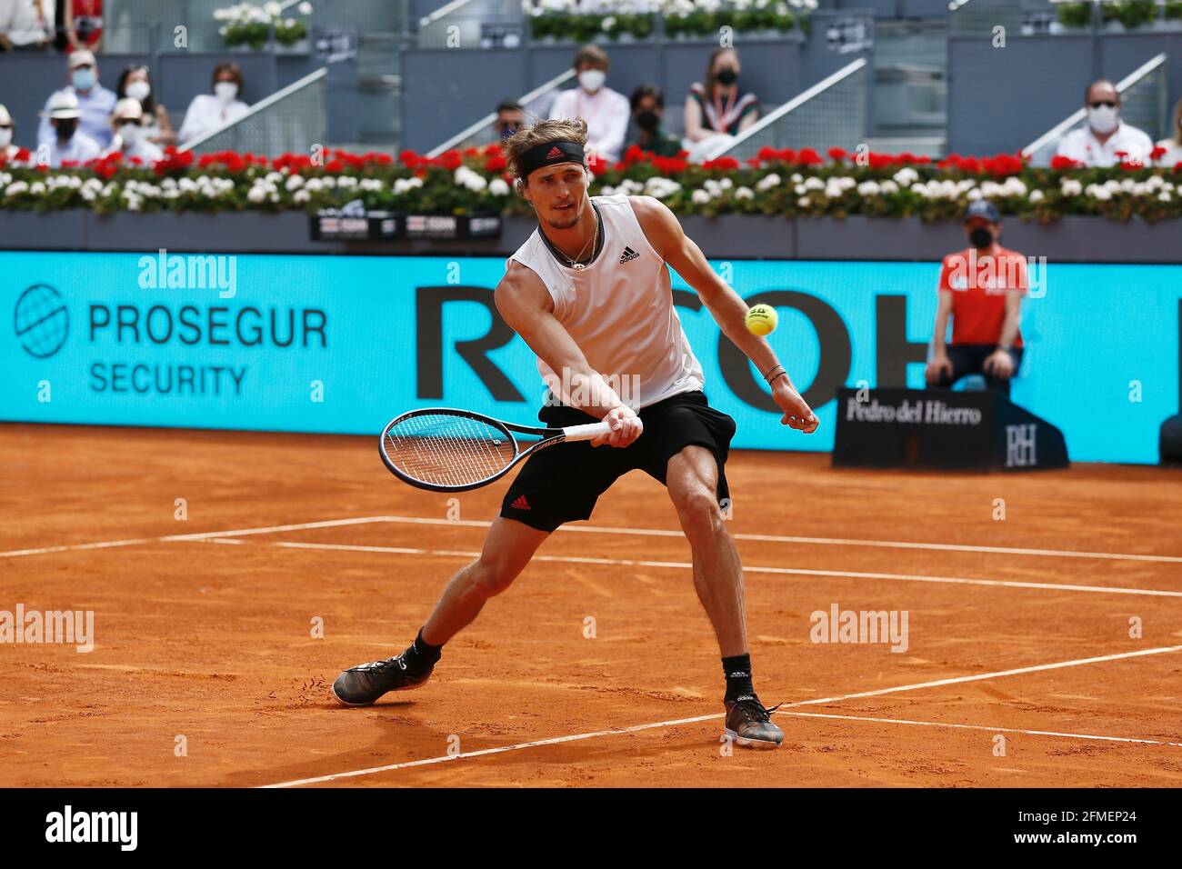 Madrid, Spanien. Mai 2021. Alexander Zverev (GER) Tennis : Alexander Zverev aus Deutschland im Einzel Halbfinalspiel gegen Dominic Thiem aus Österreich beim ATP Masters 1000 'Mutua Madrid Open Tennis Turnier' bei der Caja Magica in Madrid, Spanien. Quelle: Mutsu Kawamori/AFLO/Alamy Live News Stockfoto