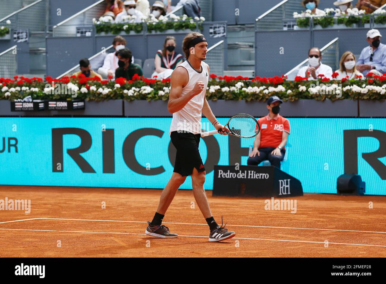 Madrid, Spanien. Mai 2021. Alexander Zverev (GER) Tennis : Alexander Zverev aus Deutschland feiert nach dem Punkt im Einzel Halbfinalspiel gegen Dominic Thiem aus Österreich beim ATP Masters 1000 'Mutua Madrid Open Tennisturnier' bei der Caja Magica in Madrid, Spanien . Quelle: Mutsu Kawamori/AFLO/Alamy Live News Stockfoto