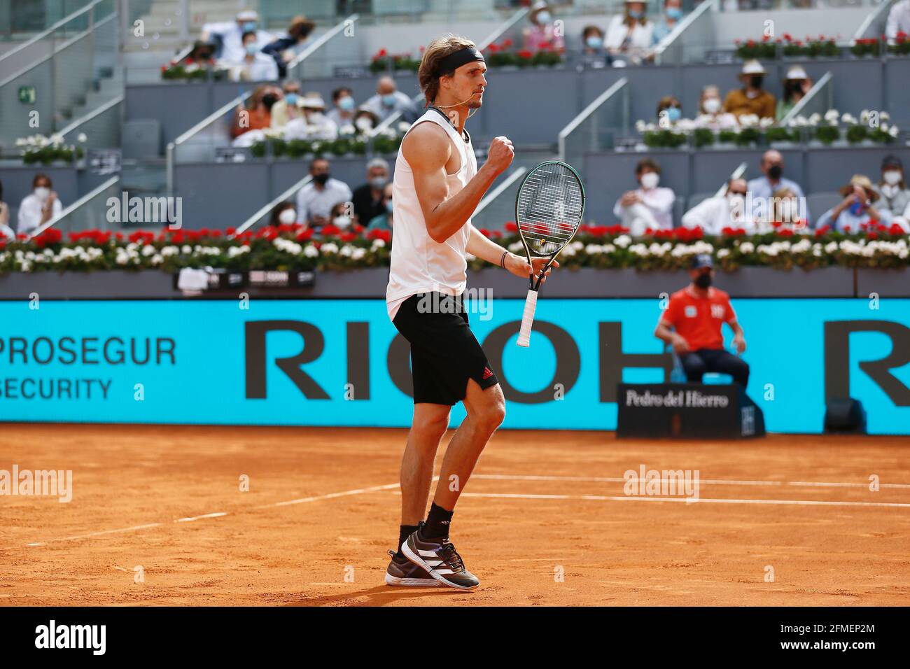 Madrid, Spanien. Mai 2021. Alexander Zverev (GER) Tennis : Alexander Zverev aus Deutschland feiert Sieger-Singles Halbfinalspiel gegen Dominic Thiem aus Österreich beim ATP Masters 1000 'Mutua Madrid Open Tennis Turnier' bei der Caja Magica in Madrid, Spanien . Quelle: Mutsu Kawamori/AFLO/Alamy Live News Stockfoto