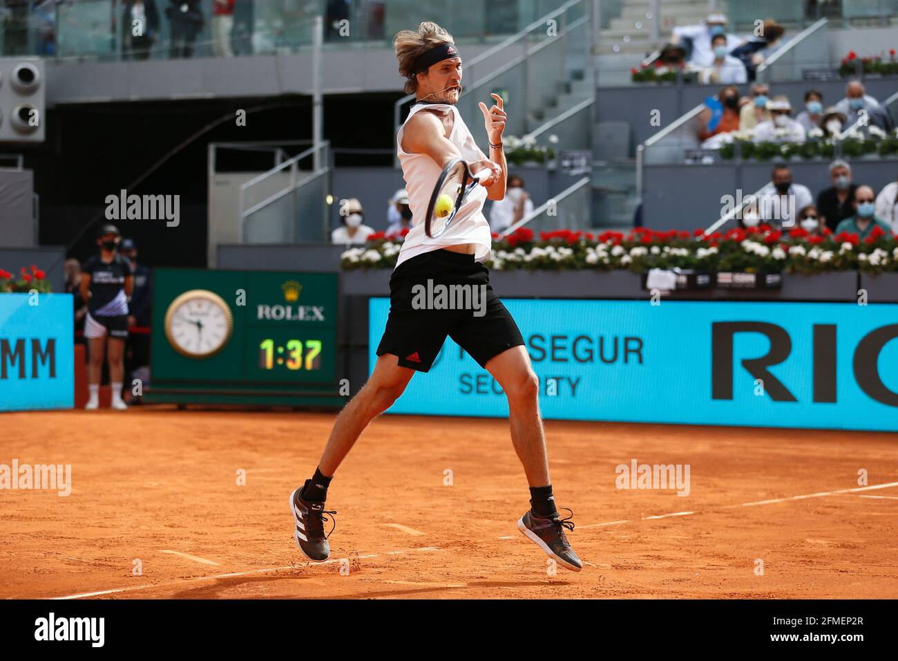 Madrid, Spanien. Mai 2021. Alexander Zverev (GER) Tennis : Alexander Zverev aus Deutschland im Einzel Halbfinalspiel gegen Dominic Thiem aus Österreich beim ATP Masters 1000 'Mutua Madrid Open Tennis Turnier' bei der Caja Magica in Madrid, Spanien. Quelle: Mutsu Kawamori/AFLO/Alamy Live News Stockfoto