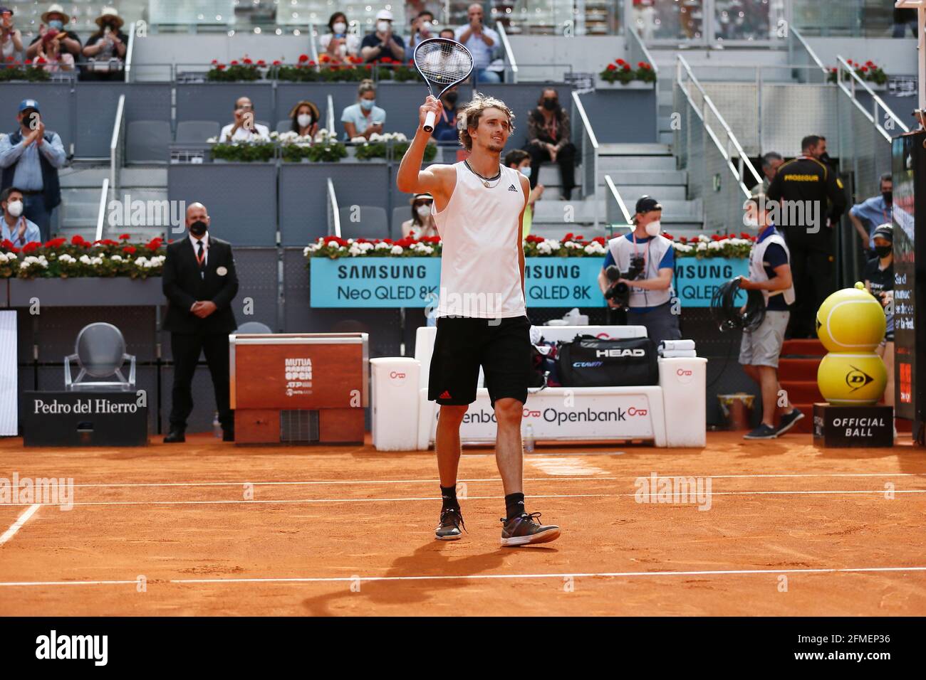 Madrid, Spanien. Mai 2021. Alexander Zverev (GER) Tennis : Alexander Zverev aus Deutschland feiert nach dem Sieg im Einzel Halbfinale gegen Dominic Thiem aus Österreich beim ATP Masters 1000 'Mutua Madrid Open Tennis Turnier' bei der Caja Magica in Madrid, Spanien . Quelle: Mutsu Kawamori/AFLO/Alamy Live News Stockfoto