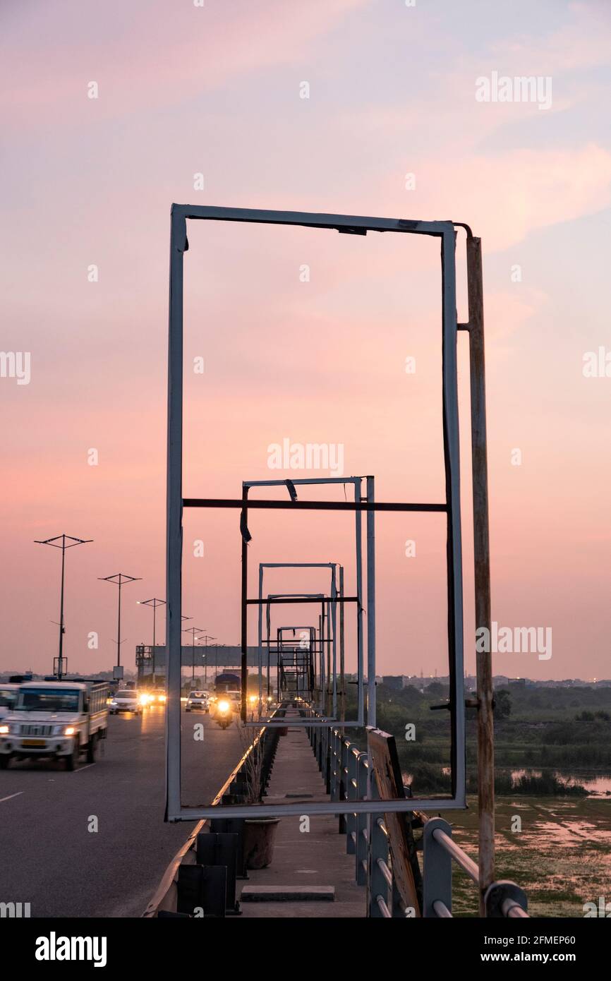 Eine Abendaufnahme vom DND Expressway, Delhi, Indien. Stockfoto