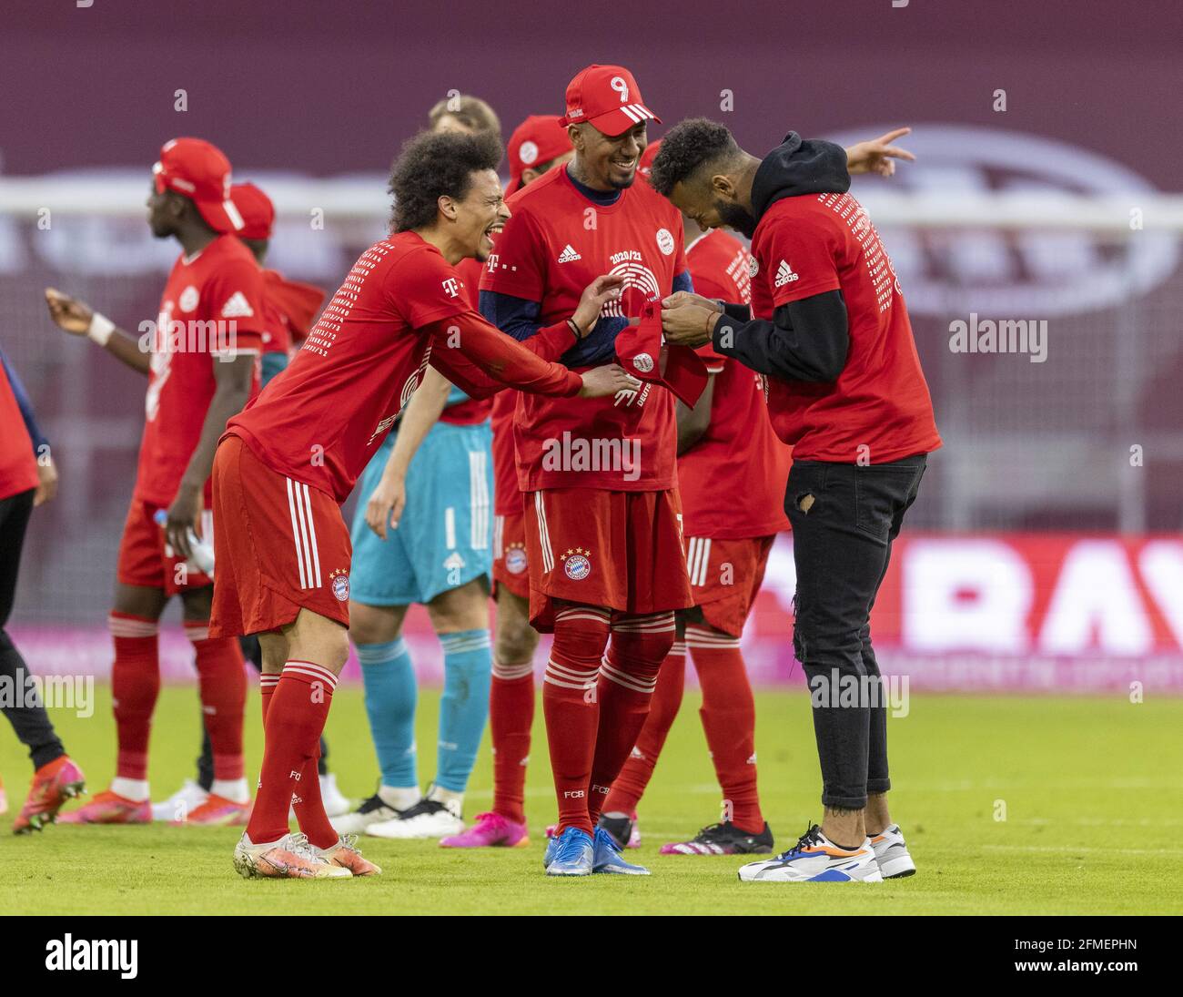 Schlussjubel: Leroy Sane (München), Jerome Boateng (München), Eric Maxim Choupo-Moting (München) Bayern München - Borussia Mönchengladbach 08.05.20 Stockfoto