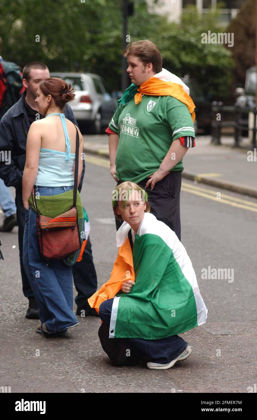 Irische Fans vor der Toucan Bar , so Ho, London, nach ihrer Niederlage gegen Spanien heute.16. Juni 2002 Foto Andy Paradise Stockfoto