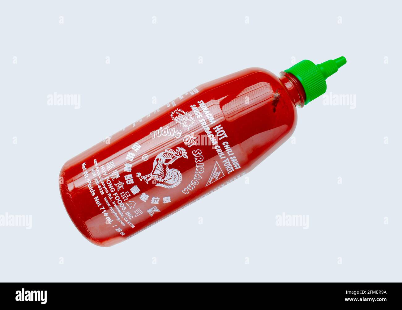 Calgary, Alberta, Kanada. 7.Mai 2021. Eine Sriracha Hot Souce Flasche eine Art heiße Sauce oder Chilisauce, die aus einer Paste aus Chilischoten, destilliertem Vin, hergestellt wird Stockfoto