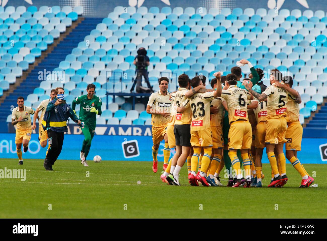 (210509) -- ZARAGOZA, 9. Mai 2021 (Xinhua) -- die Spieler von RCD Espanyol feiern nach einem Fußballspiel der spanischen zweiten Liga zwischen Real Zaragoza und RCD Espanyol in Zaragoza, Spanien, am 8. Mai 2021. (La Liga/Handout über Xinhua) Stockfoto