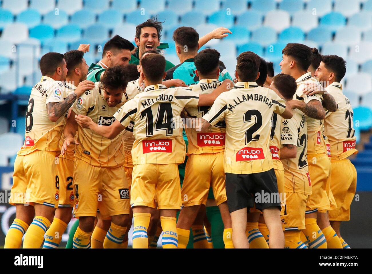 (210509) -- ZARAGOZA, 9. Mai 2021 (Xinhua) -- die Spieler von RCD Espanyol feiern während eines Fußballspiels der spanischen zweiten Liga zwischen Real Zaragoza und RCD Espanyol in Zaragoza, Spanien, am 8. Mai 2021. (La Liga/Handout über Xinhua) Stockfoto