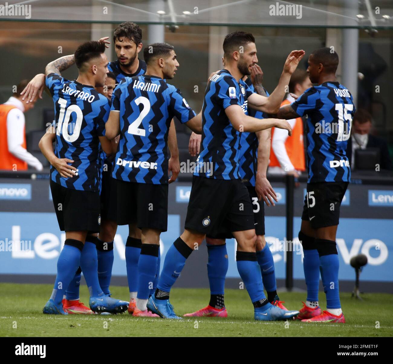 (210509) -- MAILAND, 9. Mai 2021 (Xinhua) -- die Spieler von Inter Mailand feiern ein Tor während eines Fußballspiels der italienischen Serie A zwischen Inter Mailand und Sampdoria in Mailand, Italien, am 8. Mai 2021. (Xinhua) Stockfoto