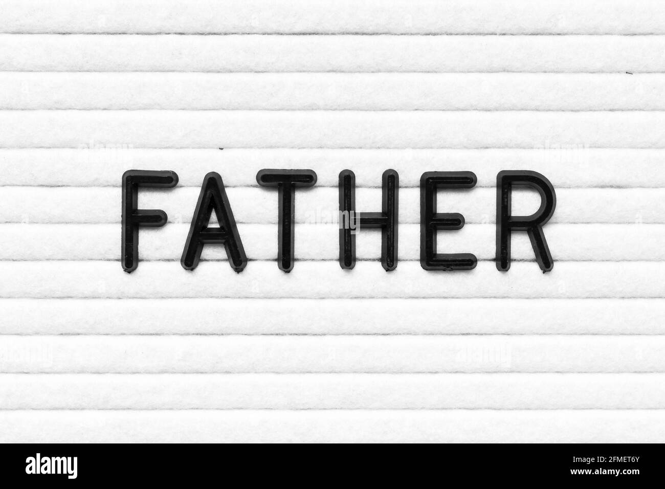 Schwarzer Buchstabe im Wort Vater auf weißem Filzbrett Hintergrund Stockfoto