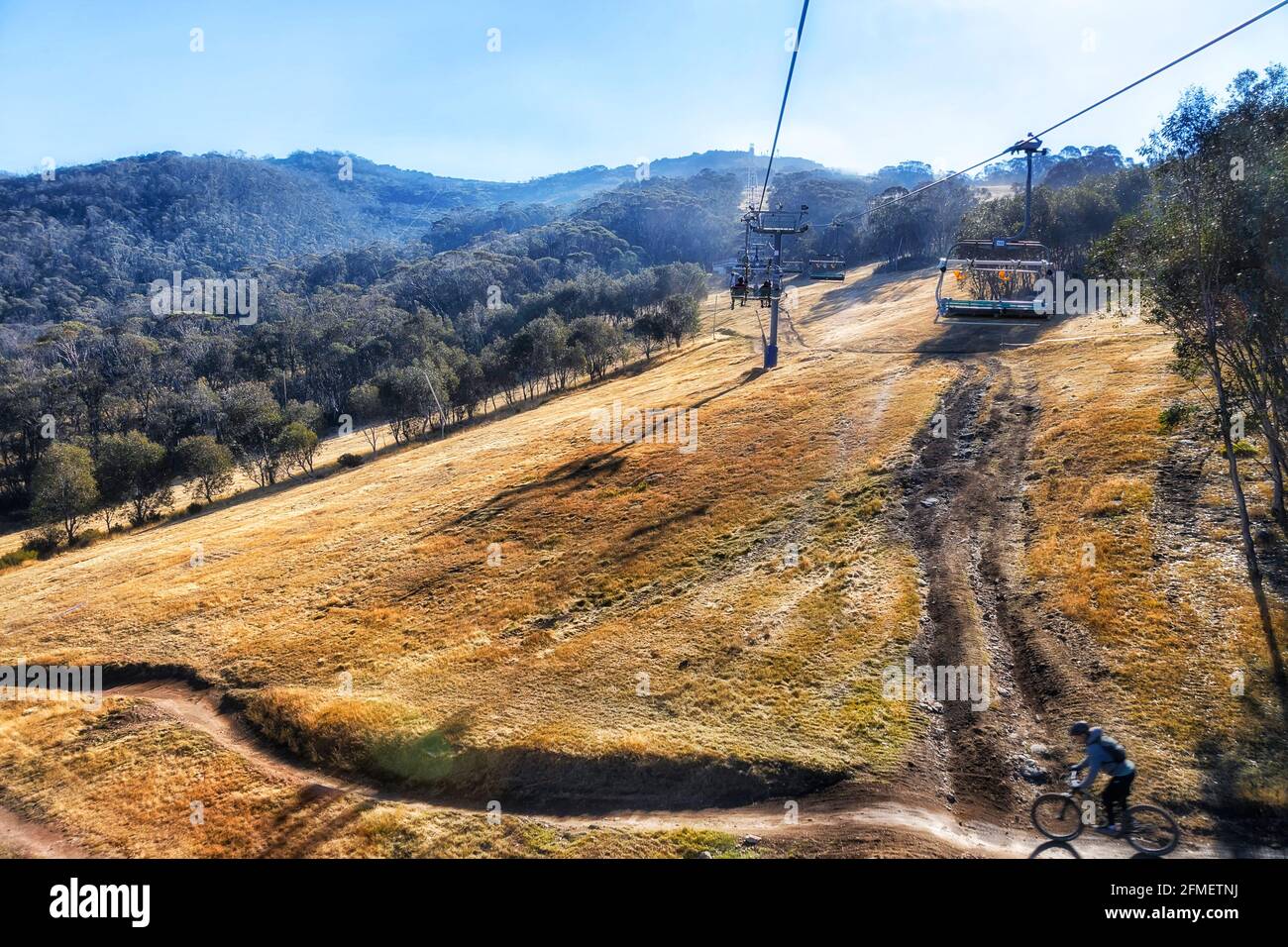 Mountainbiken auf den Pisten der Snowy Mountains in Australien vor dem Dorf Threbo unter dem exress-Sessellift nach oben. Stockfoto