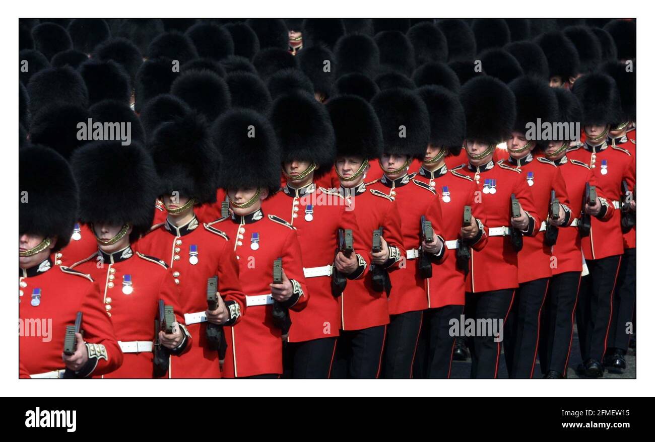 Queen Mothers Sarg wird nach Westminster gewogen, um darin zu liegen Staat bis zu ihrer Beerdigung.pic David Sandison 5/4/2002 Stockfoto