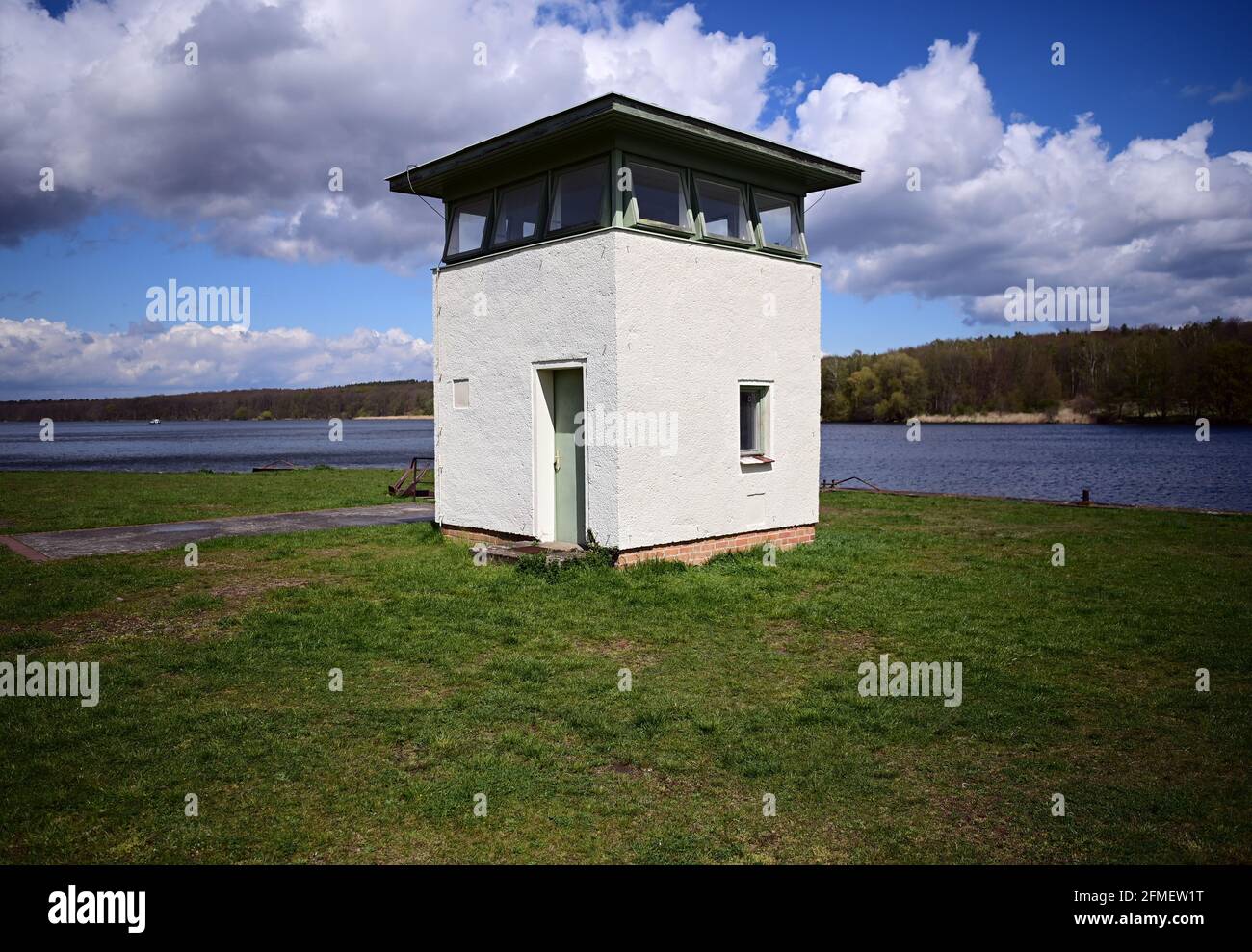 05. Mai 2021, Brandenburg, Potsdam: Der ehemalige Grenzturm der DDR am Ufer des Jungfernsee. Der Turm im ehemaligen DDR-Sperrgebiet wurde 1976 errichtet. Von hier aus wurde die Seilwinde gelöst, um die Bertini-Enge für den Versand zu blockieren. Wenn die Wache im Turm einen Knopf drückte, kam ein an Pontons befestigtes Stahlnetz aus dem Wasser über den See und blockierte die weitere Navigation für Schiffe. Foto: Soeren Sache/dpaZentralbild/ZB Stockfoto