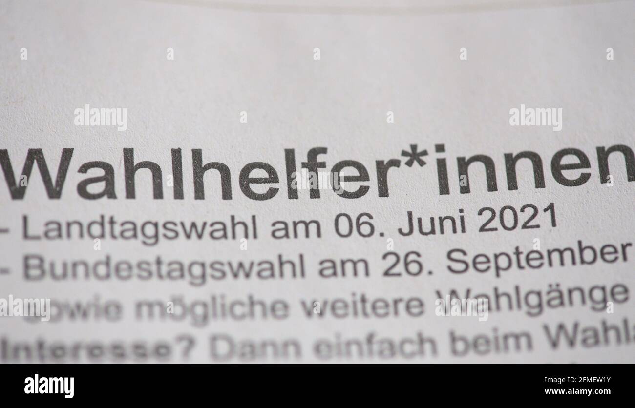 PRODUKTION - 06. Mai 2021, Sachsen-Anhalt, Magdeburg: "Wahlhelfer" steht auf der Rückseite eines Kuverts. In Sachsen-Anhalt sollen die Wahlen am 06. Juni 2021 stattfinden. (An dpa 'Forscher: Immer wieder Wähler überzeugen - keine Hochburgen mehr') Foto: Klaus-Dietmar Gabbert/dpa-Zentralbild/ZB Stockfoto