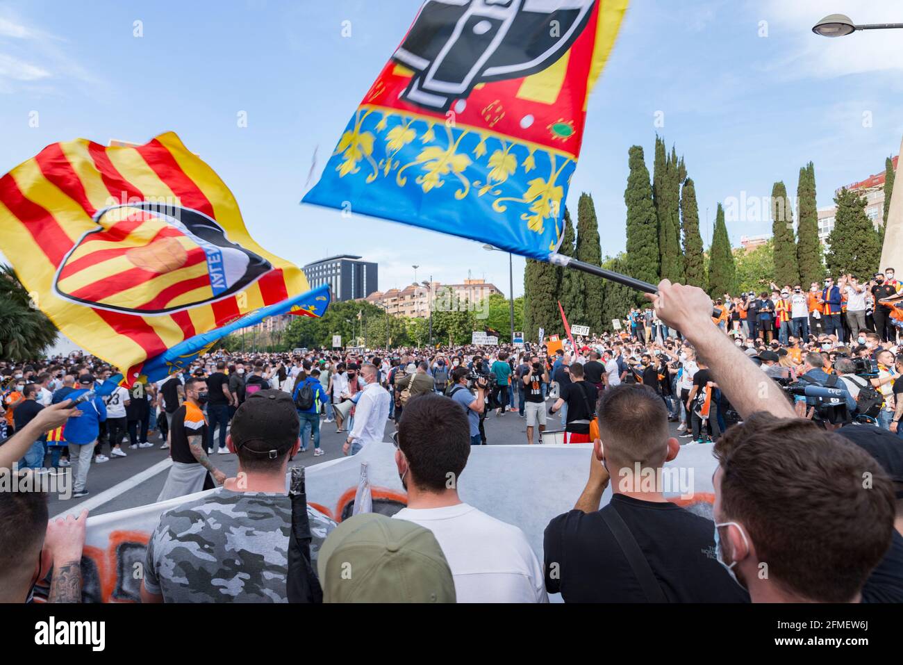 Fans des FC Valencia winken während der Demonstration Flaggen.Fans des FC Valencia protestieren gegen das Management von Präsident Peter Lim, dem der Club und die Firma Meriton Holdings gehören. (Foto von Xisco Navarro / SOPA Images/Sipa USA) Stockfoto