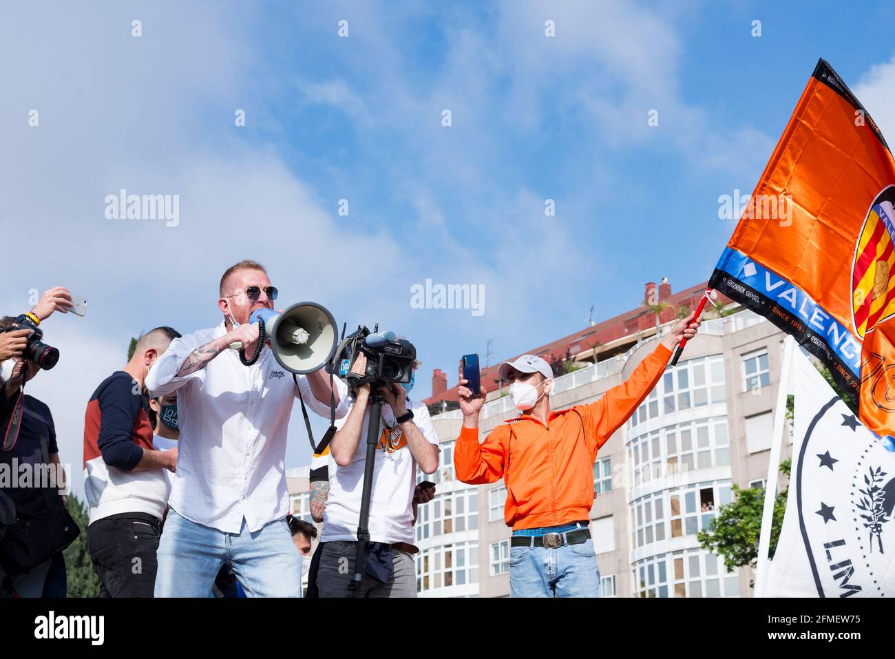 Tomas Ribera Monzo, Sprecher des Curva Nord Trickfilmstandes, spricht während der Demonstration.Fans des FC Valencia protestieren gegen das Management von Präsident Peter Lim, dem der Club und das Unternehmen Meriton Holdings gehören. (Foto von Xisco Navarro / SOPA Images/Sipa USA) Stockfoto