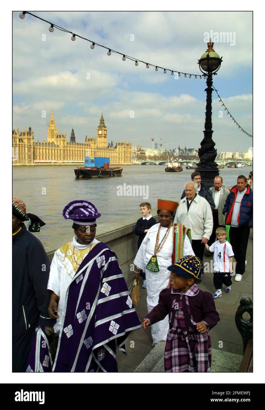 Warteschlangen von Blackfriars Bridge nach Westminster, um letzte Achtung zu zahlen An die Königin Mutter.pic David Sandison 8/4/2002 Stockfoto
