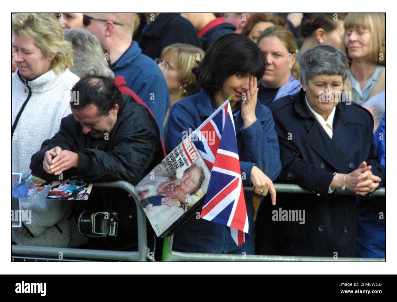 Queen Mothers Sarg wird nach Westminster gewogen, um darin zu liegen Staat bis zu ihrer Beerdigung.pic David Sandison 5/4/2002 Stockfoto