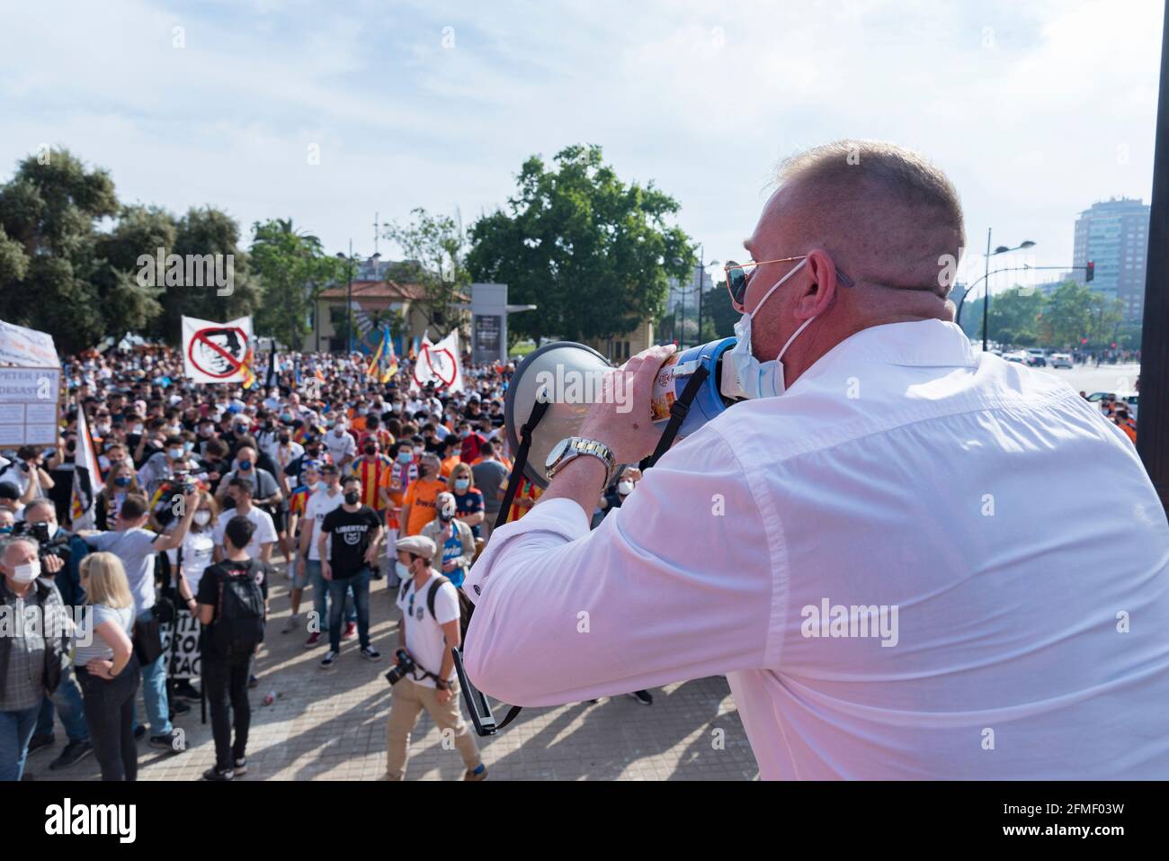 Tomas Ribera Monzo, Sprecher des Curva Nord Trickfilmstandes, spricht während der Demonstration.Fans des FC Valencia protestieren gegen das Management von Präsident Peter Lim, dem der Club und das Unternehmen Meriton Holdings gehören. Die Unterstützer riefen den wohlhabenden singapurischen Eigentümer Peter Lim dazu auf, seine Aktien zu verkaufen und den Club zu verlassen, den er seit 2014 besitzt. Stockfoto