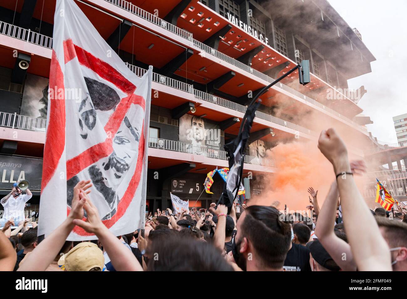 Valencia CF-Fans versammeln sich vor dem Mestalla-Stadion und fordern während der DemonstrationValencia CF-Fans protestieren gegen das Management von Präsident Peter Lim, dem der Club und die Firma Meriton Holdings gehören. Die Unterstützer riefen den wohlhabenden singapurischen Eigentümer Peter Lim dazu auf, seine Aktien zu verkaufen und den Club zu verlassen, den er seit 2014 besitzt. Stockfoto