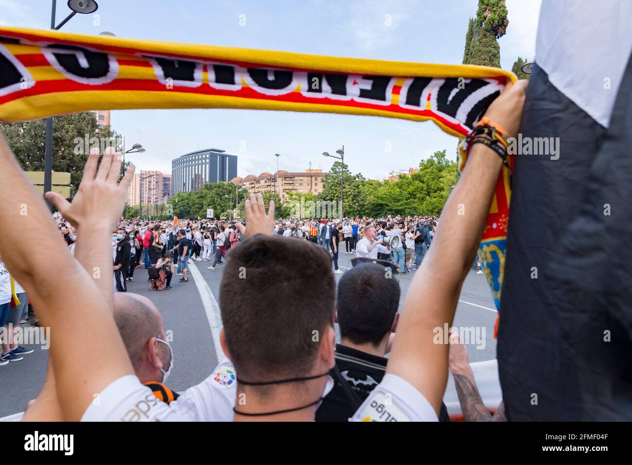 Tomas Ribera Monzo, Sprecher des Curva Nord Trickfilmstandes, spricht während der Demonstration.Fans des FC Valencia protestieren gegen das Management von Präsident Peter Lim, dem der Club und das Unternehmen Meriton Holdings gehören. Die Unterstützer riefen den wohlhabenden singapurischen Eigentümer Peter Lim dazu auf, seine Aktien zu verkaufen und den Club zu verlassen, den er seit 2014 besitzt. Stockfoto