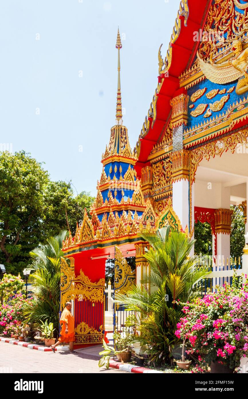 Mönch beim Betreten von Wat Putta Mongkon (Wat Klang), der alten Stadt Phuket, Thailand Stockfoto