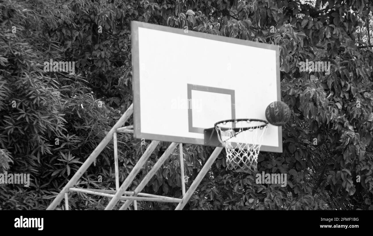 Alter Basketballkorb aus Holz auf dem Spielplatz. Schwarz-Weiß-Ton. Stockfoto