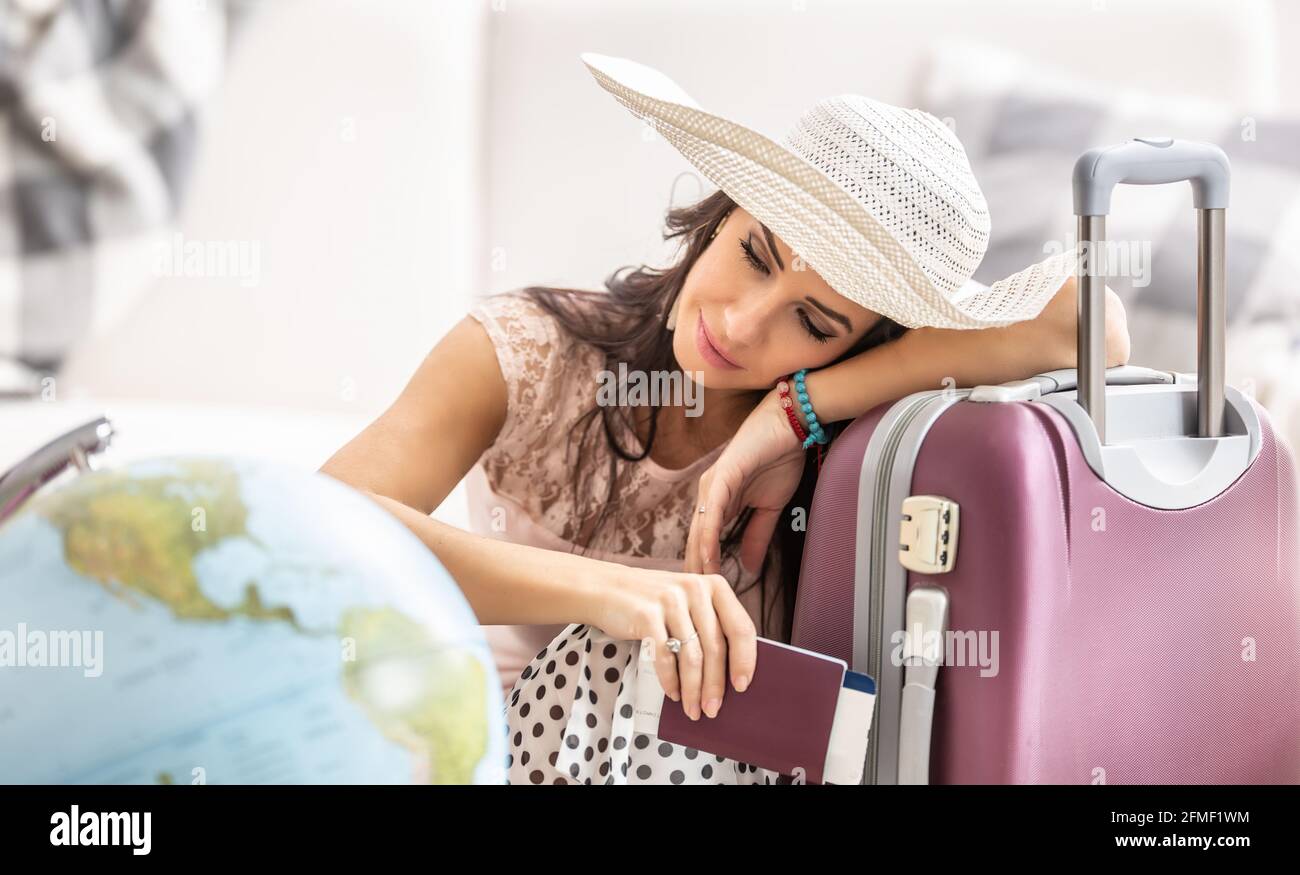 Wunschträume vom Reisen einer Frau, deren Flug aufgrund von Covid-19-Maßnahmen kurz vor Abflug gestrichen wurde. Stockfoto