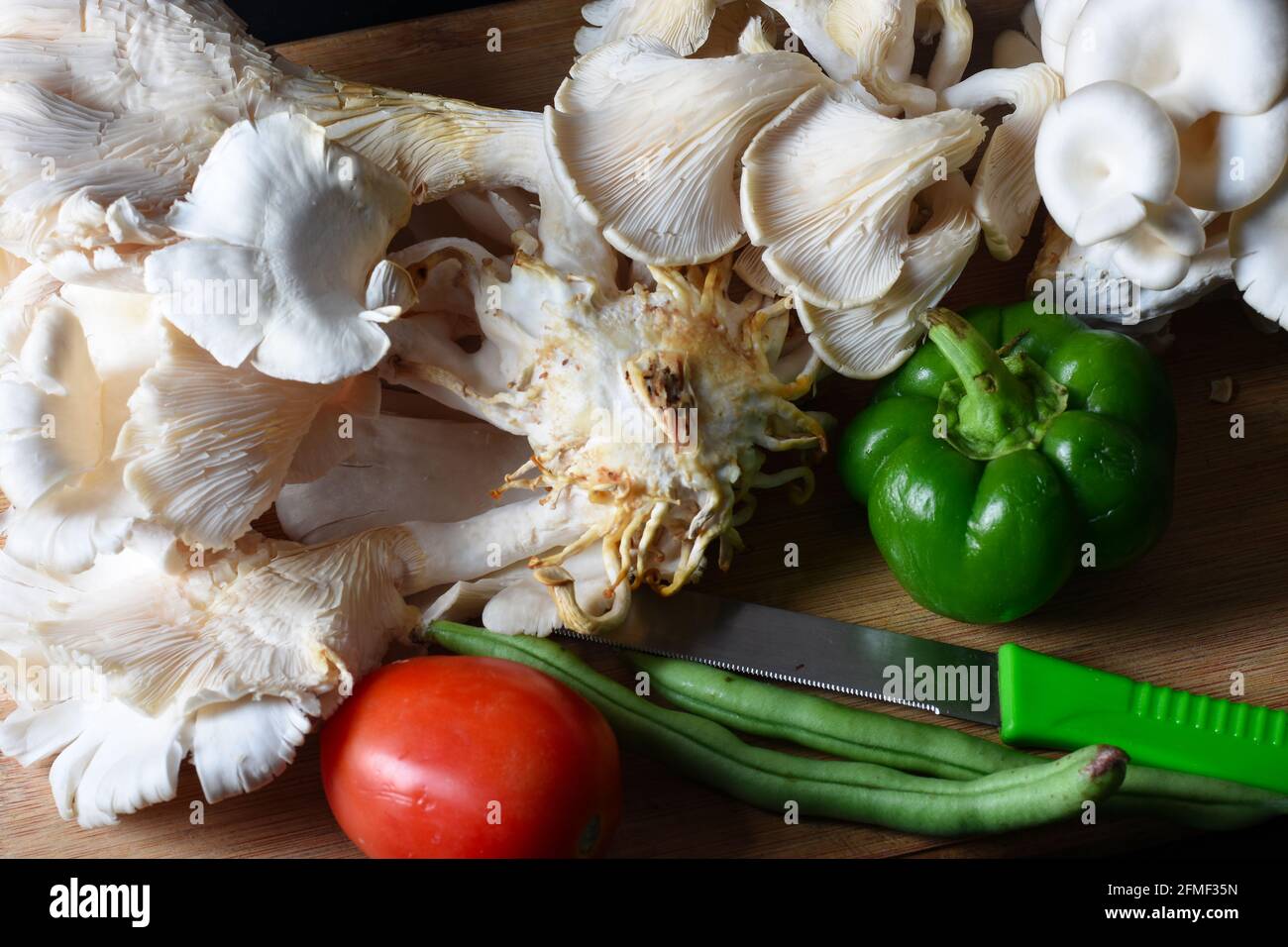 Frisch zupfte weiße Austernpilze mit Tomaten, Bohnen und Paprika Stockfoto