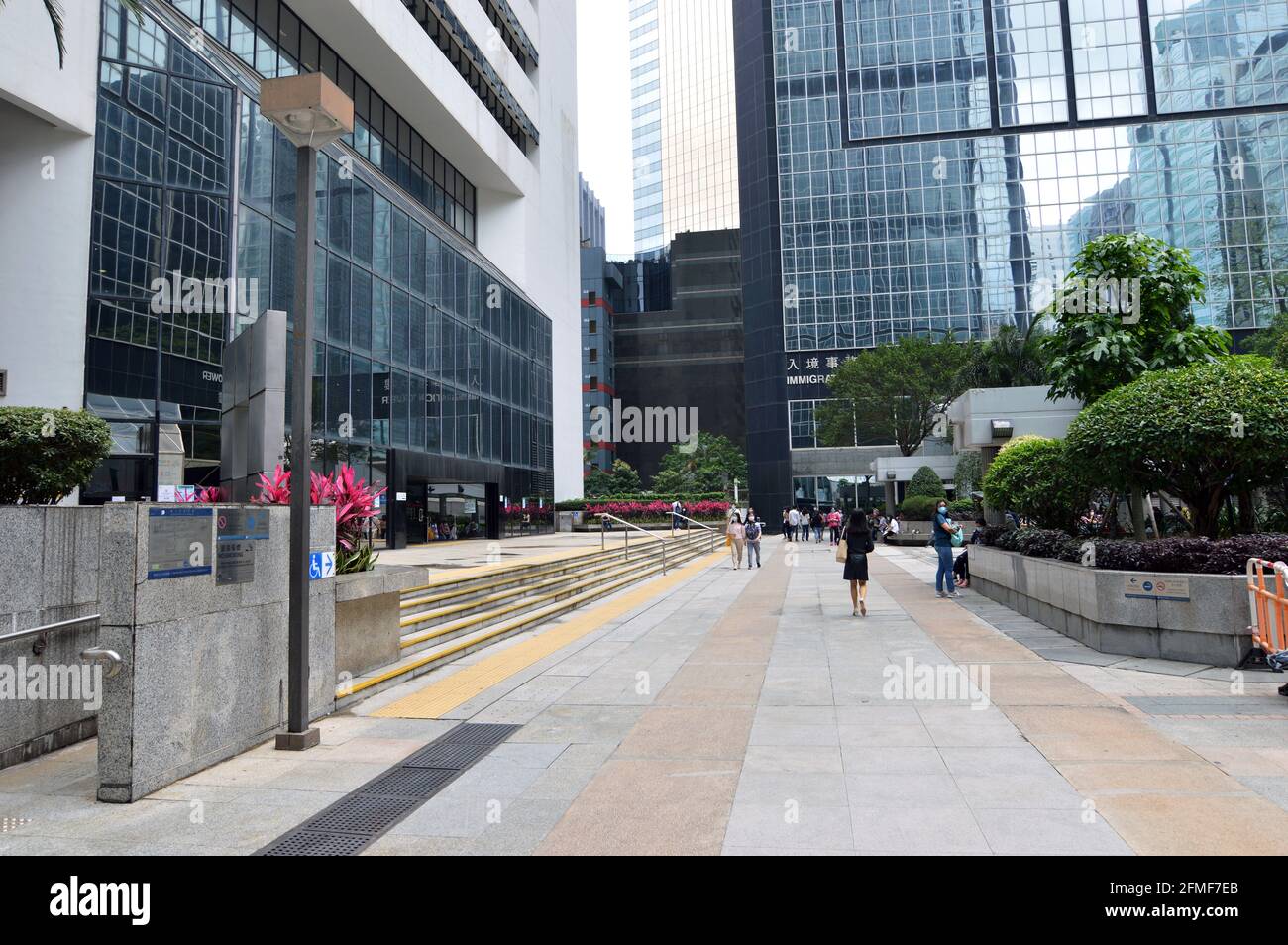 Eintritt zum Wanchai Tower, dem Sitz des Bezirksgerichts, in Wan Chai, Hongkong Stockfoto