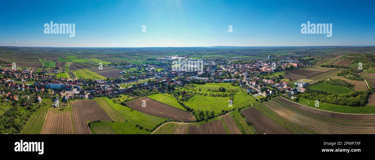 Retz im Weinviertel. Berühmte Stadt im niederösterreichischen Stadtteil Hollabrunn, bekannt für die Windmühle von Retz Stockfoto